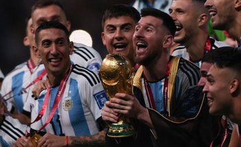 Messi levantando la Copa del Mundo en Qatar 2022
