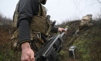 Soldado ucraniano con armamento estadounidense