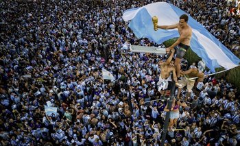 Festejos de los argentinos en el Obelisco tras la obtención del Mundial de Qatar 2022