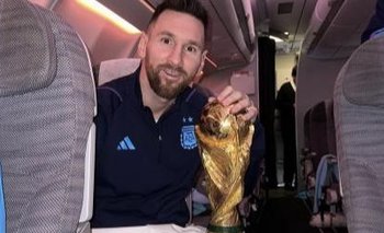 Messi con la copa en el avión de Argentina