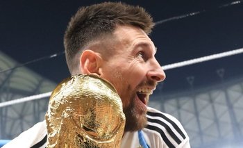 Lionel Messi sonríe junto a la Copa del Mundo de FIFA
