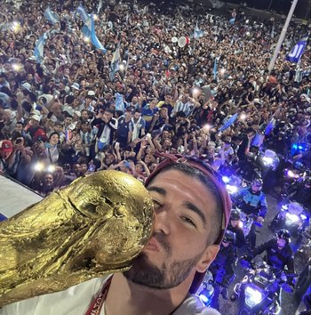 Rodrigo de Paul durante los festejos tras haber ganado la Copa del Mundo