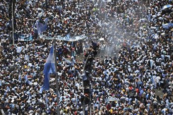 Decenas de miles de hinchas esperan en la zona del Obelisco y en Plaza de Mayo