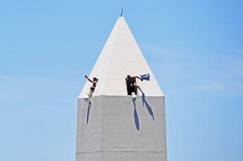 Algunos fanáticos se subieron al Obelisco