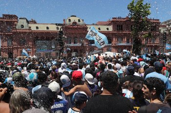 Hinchas esperan frente a la Casa Rosada a la salida de la selección argentina