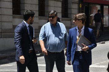 Berriel (en el medio) llegó acompañado de los abogados Andrés Ojeda (a su izquierda) y Joaquín Abal (a la derecha)