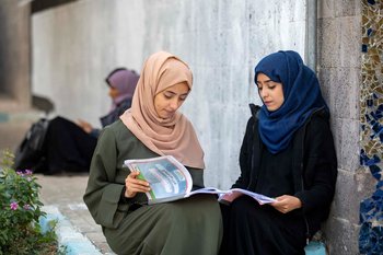 Mujeres de Yemen leen libros en una universidad de la ciudad de Taiz, la tercera más poblada del país