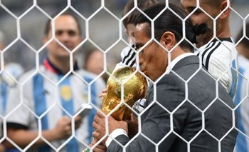 Salt Bae besó el trofeo de la Copa Mundial.