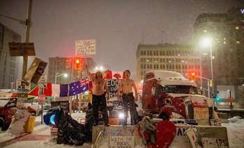 Se hicieron llamar "Freedom Convoy" ("Tren de la libertad") y en febrero colapsaron la ciudad canadiense de Ottawa para protestar contra la obligatoriedad de la vacuna para los camioneros que cruzaban la frontera entre Estados Unidos y Canadá
