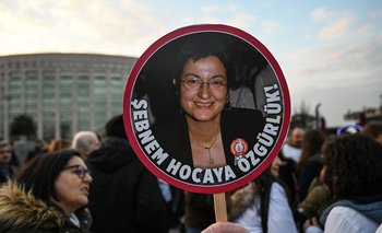 Un manifestante sostiene un cartel con la cara de Sebnem Korur Fincanci, la médica turca detenida, que reza "Queremos libertad para Sebnem"