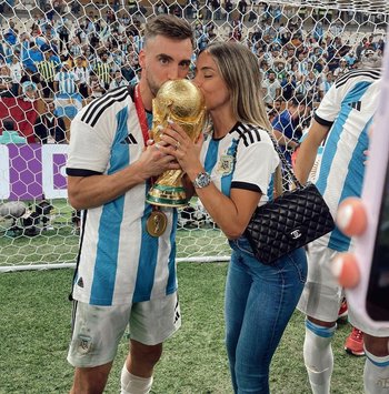Nicolás Tagliafico y su pareja en plenos festejos por haber ganado la Copa del Mundo en Qatar 2022