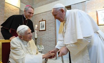 El papa emérito Benedicto XVI junto al papa Francisco