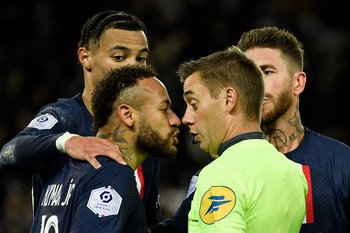 La reacción de Neymar contra Clément Turpin