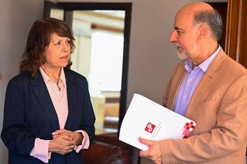 La presidenta del Directorio de la Caja de Profesionales, Virginia Romero, junto al ministro de Trabajo Pablo Mieres