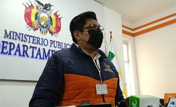 Esta imagen distribuida por la Fiscalía de La Paz muestra al fiscal boliviano Oscar Mejillones hablando sobre la detención de Luis Fernando Camacho, el gobernador opositor de la región de Santa Cruz, durante una conferencia de prensa en la sede de la fiscalía en La Paz el 29 de diciembre de 2022.