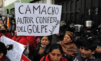 Manifestantes del partido Movimiento al Socialismo (MAS) se muestran a favor del arresto de Camacho a las afueras de la sede de la Fuerza Especial De Lucha Contra el Crimen (Felcc) en La Paz, Bolivia