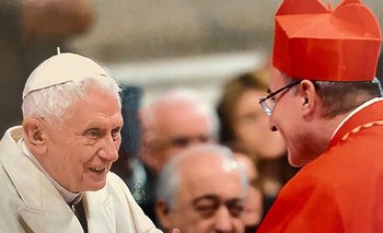 Benedicto XVI (izquierda) y Daniel Sturla (derecha)