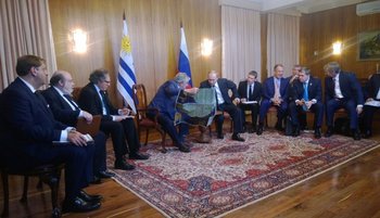 Mujica muestra al presidente ruso, Valdimir Putin, la importancia estratégica del puerto de aguas profundas a través de un mapa