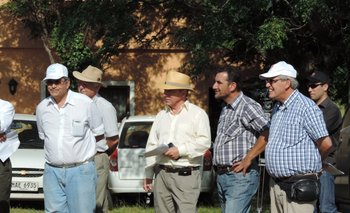 Autoridades del IPA y de gobierno en un predio cerca de la ciudad de Paso de los Toros