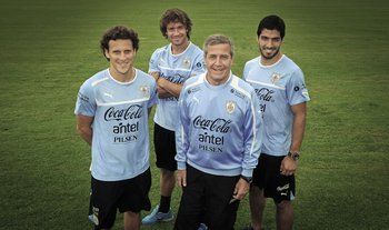 Forlán, Lugano, Tabárez y Suárez, en noviembre de 2013 en el Complejo de la AUF