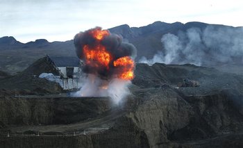 Perú- Una excavadora es destruida por la Policía en un operativo de interdicción contra la minería ilegal. (Archivo)