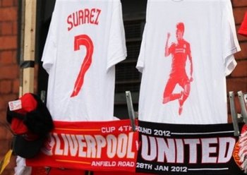 Estas fueron las camisetas que usaron los jugadores de Liverpool en apoyo a Suárez por el tema con Evra
