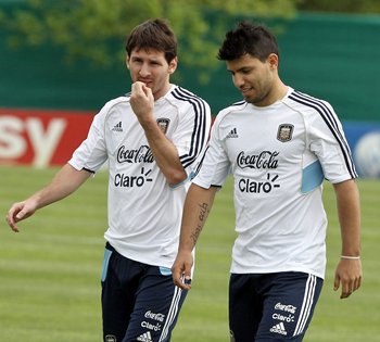 Sergio Agüero llegó a un acuerdo para jugar en Barcelona; ¿lo hará con su amigo Lionel Messi o este se irá del club?