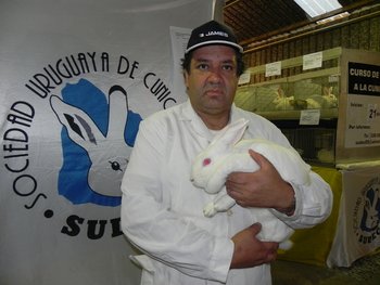 Lauro Da Luz junto al mejor conejo de 2012