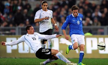 Marchisio de Italia y Diego Perez de Uruguay