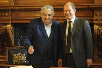El expresidente José Mujica junto al entonces alcalde de Hamburgo Olaf Scholz, en 2011