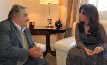 Archivo, 2011. Los por entonces presidentes de Uruguay y Argentina respectivamente, José Mujica y Cristina Fernández en la residencia de Olivos