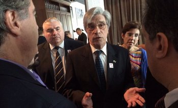 Walter Cancela, embajador uruguayo en Bruselas, cesado en su cargo, por el presidente de la República por sus dichos sobre el TLC entre el Mercosur y la Unión Europea.