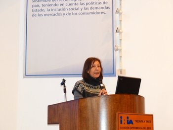 Graciela Quintans durante la Jornada de Diagnósticos de Gestación Vacuna en INIA Treinta y Tres<br>