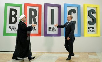 Archivo, 2015. Vladimir Putin da la bienvenida al presidente de Iran Hassan Rouhani en la 7° cumbre del grupo BRICS