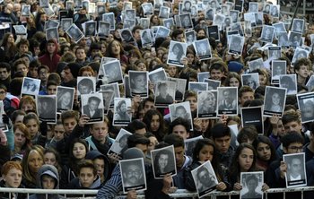 Argentinos recuerdan a las víctimas del atentado de la AMIA.