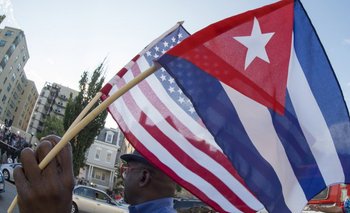 Un hombre ondea las banderas de Estados Unidos y Cuba (archivo)