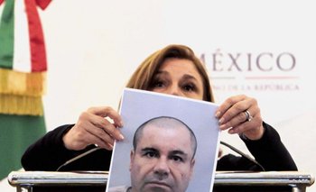 La procuradora general de México, Arely Gómez, muestra una fotografía de Joaquín “el Chapo” Guzmán