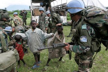 Soldados uruguayos juegan con niños al llegar a una aldea del Congo<br>