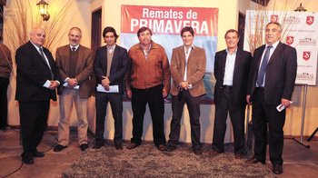 Alejandro Costa con integrantes de Zambrano & Cía y del Banco República