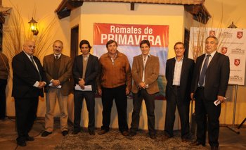 Alejandro Costa con integrantes de Zambrano & Cía y del Banco República