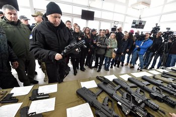 Al secretario general de Interpol le preocupa el aumento del comercio ilegal de armas