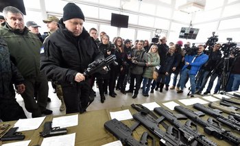 Al secretario general de Interpol le preocupa el aumento del comercio ilegal de armas