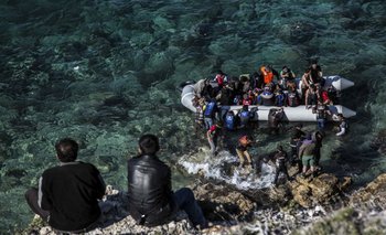 Autoridades griegas buscan a migrantes en el Mar Egeo (foto archivo)
