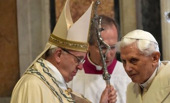 Por primera vez en la milenaria historia de la iglesia católica el papa reinante, el argentino Francisco, presidirá el funeral de otro papa, esta vez sin funciones, Benedicto XVI