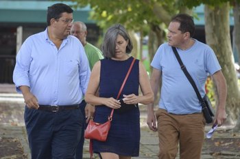 Los padres de Lola Chomnalez caminan junto a Jorge Barrera (izquierda), su abogado en el caso