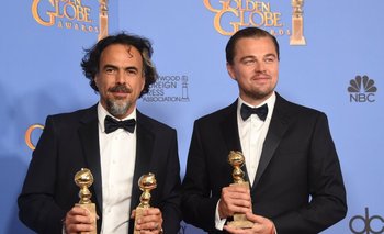 El director Alejandro González Iñárritu y Leonardo DiCaprio posan con sus premios recibidos por la película El renacido
