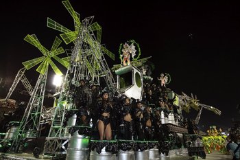 Las escuelas de samba desfilan en el sambódromo de Río