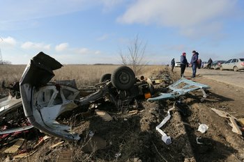 Escombros de un minibús después de que golpeó una mina en Ucrania