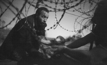 Foto de un bebé refugiado de Warren Richardson que ganó el World Press Photo.