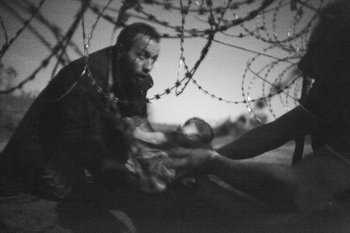 Esperanza de una nueva vida, de Warren Richardson, tomada durante un desplazamiento de refugiados en la frontera serbo-húngara